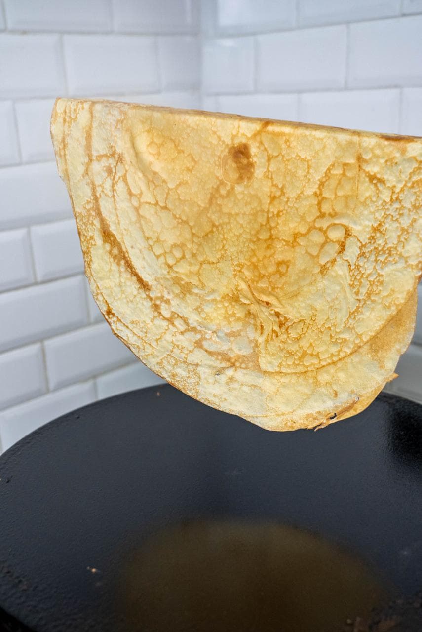Crêpe dorée soulevée de la plaque