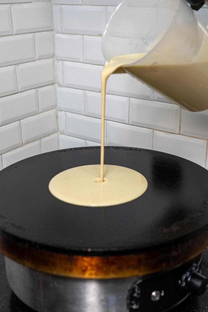 Pâte à crêpe versée sur la plaque