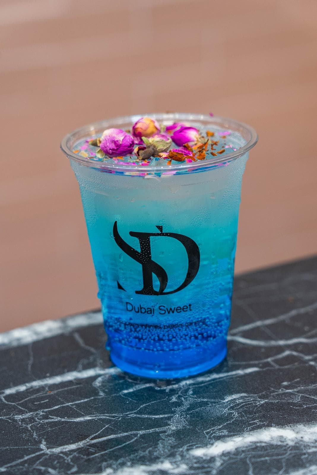 Soda bleu · pétales de rose — Boissons froides Dubai Sweet